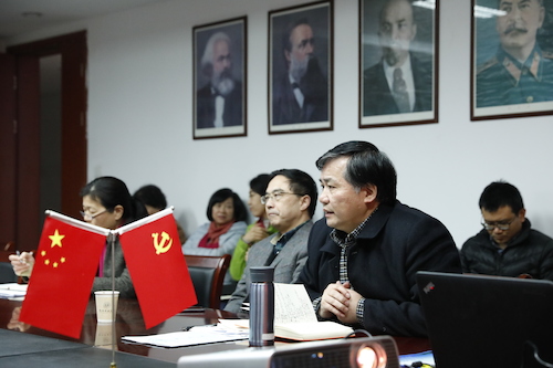 萝莉社党总支书记、院长余龙进在会上讲话